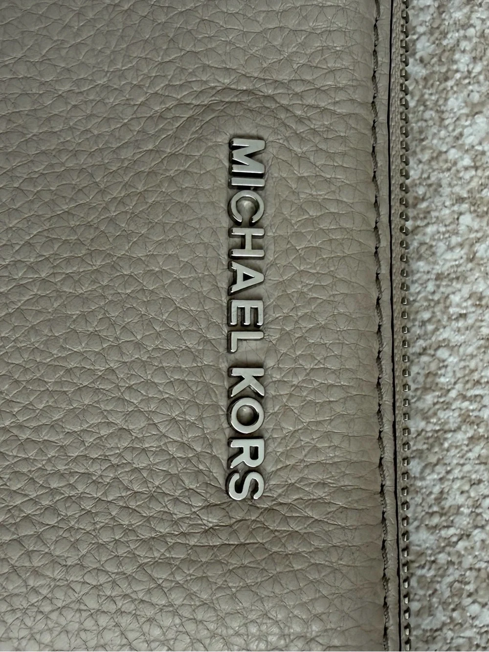 🤍 Michael Kors Crossbody Bag – Light Gray / Cream